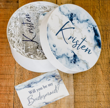 Load image into Gallery viewer, Personalized round gift box with a sleek and modern circular design, customizable with a name and/or wedding role. Ideal for godmother proposals, bridesmaid proposals, or any special occasion. Perfect for showing love and appreciation in style.
